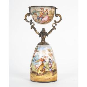 Coupe de style trophée en métal émaillé – Vienne, 19e siècle