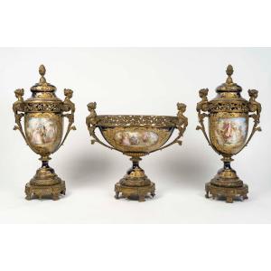 garniture de cheminée en porcelaine de Sèvres et bronze doré, signée Poitevin 