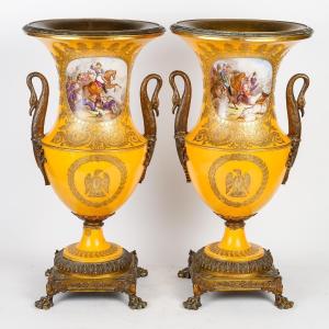 Paire de Vases en Porcelaine de Sèvres à Décor de Batailles, Signés Poitevin