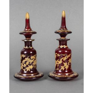 Paire de flacons en cristal de Bohême rouge émaillé or, 19ᵉ siècle
