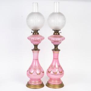 Duo de lampes à pétrole en opaline rose – 19e siècle