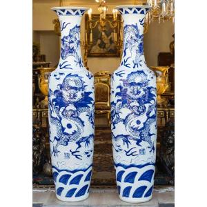 Duo de vases monumentaux en porcelaine de Jingdezhen