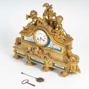 PENDULE EN BRONZE DORÉ ET PLAQUES DE PORCELAINE, 19ᵉ SIÈCLE