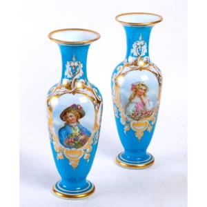 PAIRE DE VASES EN OPALINE BLEUE ET DORÉE – 19ᵉ SIÈCLE