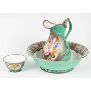ÉGUIÈRE ET SON BASSIN EN PORCELAINE DE SÈVRES - 19eme siècle 