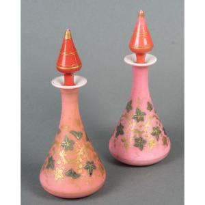 FLACONS EN OPALINE OVERLAY, ÉMAILLÉS À L’OR – 19ᵉ SIÈCLE