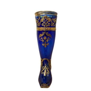 BOTTE DE BOHÈME BLEUE EN CRISTAL ÉMAILLÉ ET DORÉ, 19ᵉ SIÈCLE