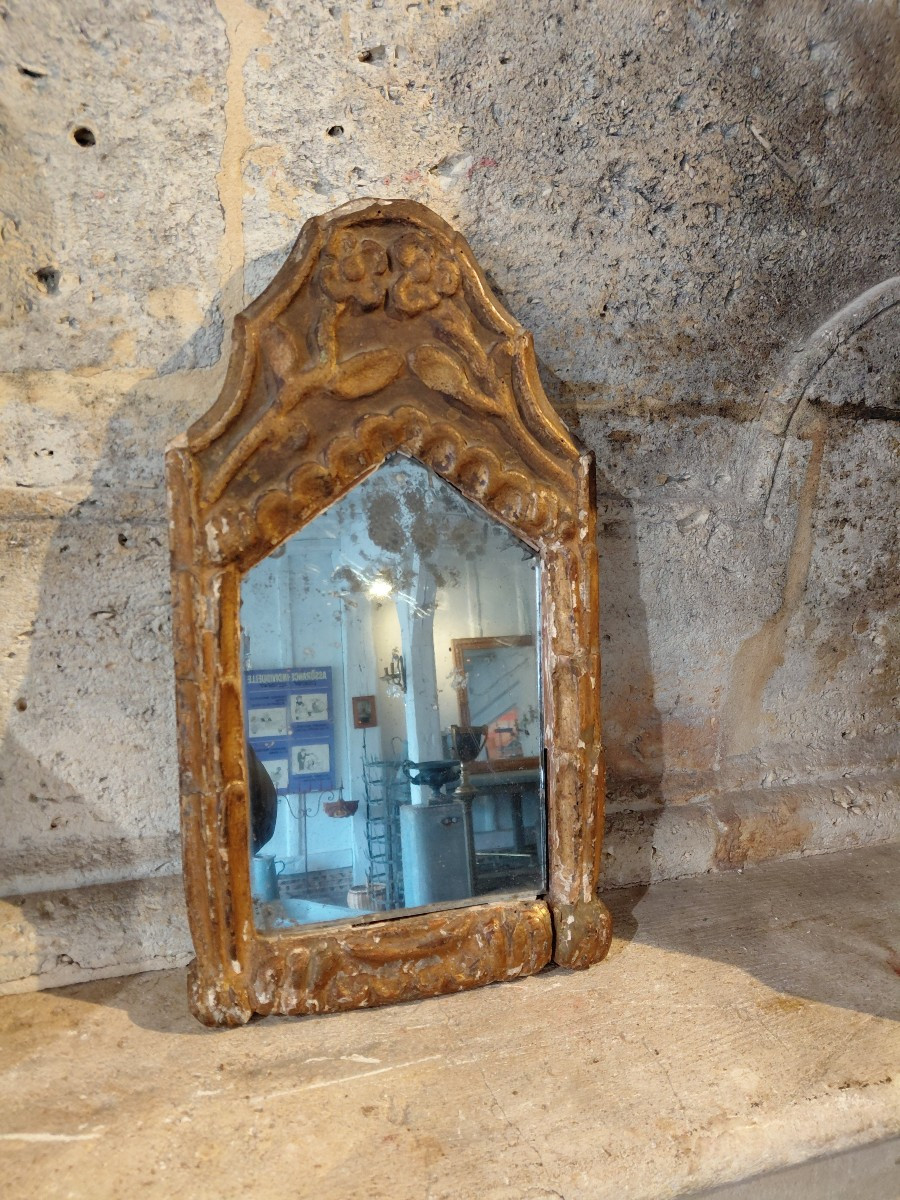 Petit miroir en bois doré debut 18e