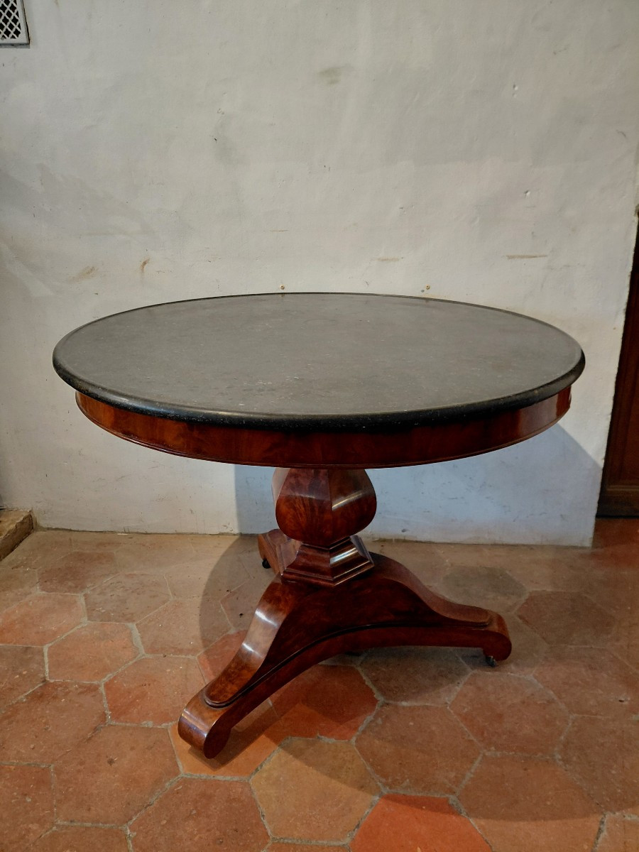 Gueridon d epoque restauration en acajou dessus de marbre noir de belgique
