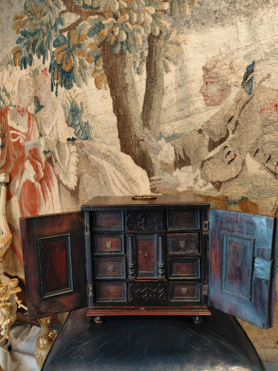 Cabinet en noyer à 8 tiroirs fin 17e debut 18e -photo-2