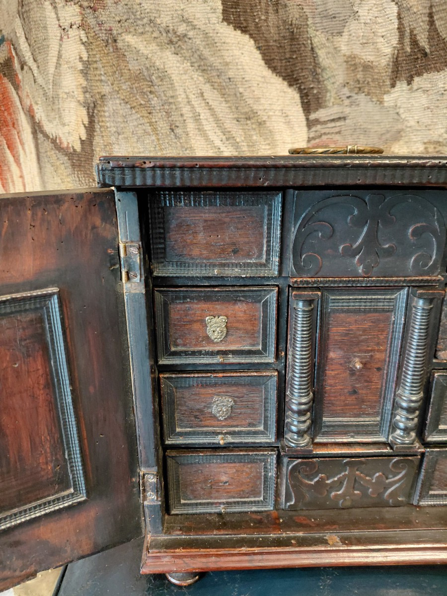 Cabinet en noyer à 8 tiroirs fin 17e debut 18e 