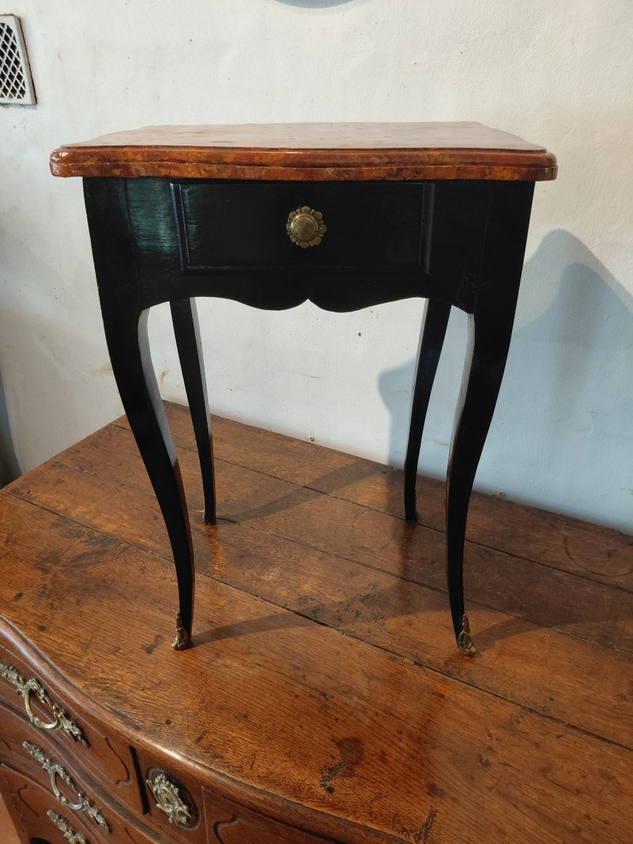 Table de salon  en bois peint noire dessus faux marbre L xv fin 18e-photo-2