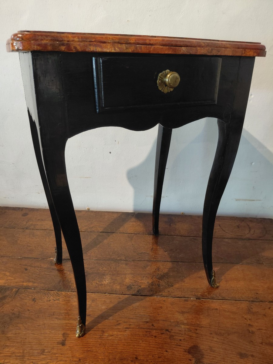 Table de salon  en bois peint noire dessus faux marbre L xv fin 18e