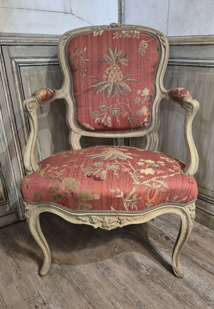 Cabriolet d'époque Louis XV estampillé de Pluvinet 