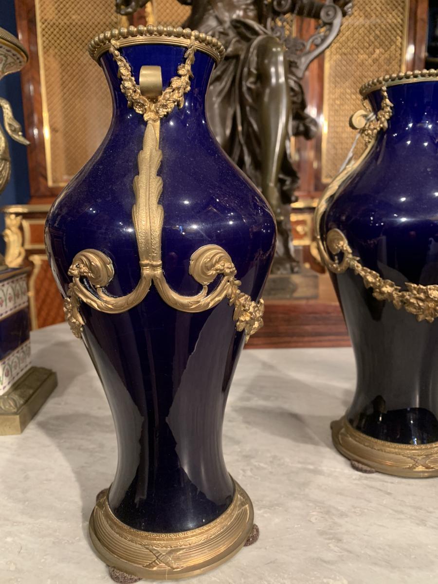 A Pair Of Porcelain Vases-photo-2