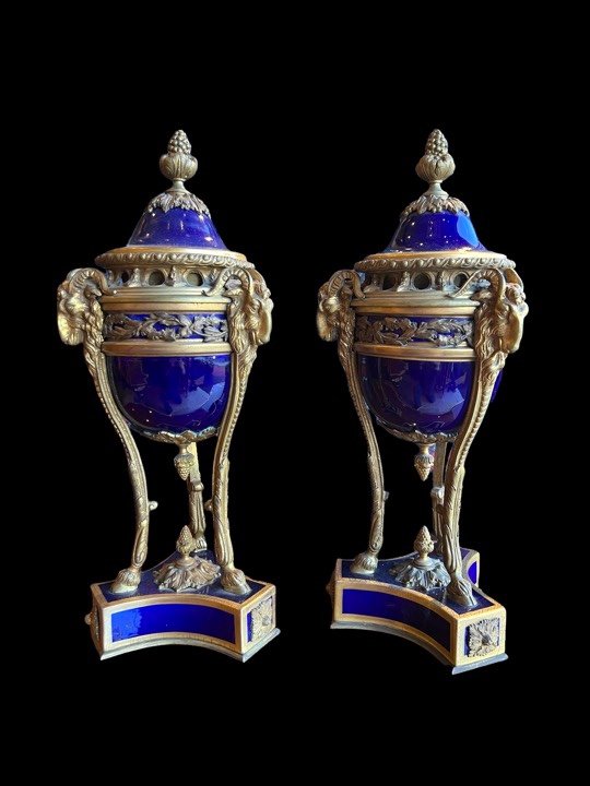 Paire De Cassolettes Sèvre