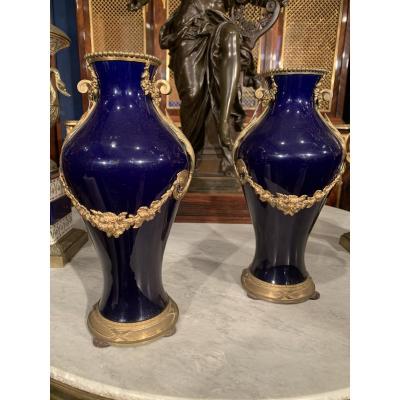 Paire De Vases En Porcelaine