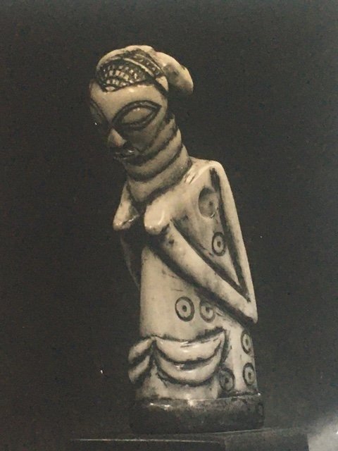 Épreuve argentique.  Pendentif en ivoire Luba, Congo.  Art tribal 