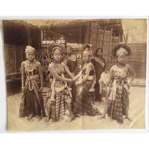 Albumen Photography. Javanese Dancers. Indonesia. Universal Exhibition, 1889. 