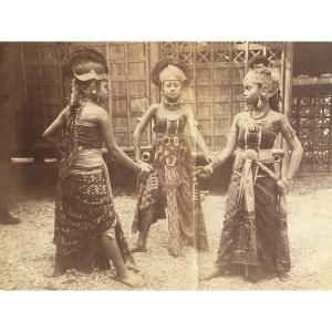 Photographie. Trois danseuses Javanaises. Indonésie. Exposition Universelle, 1889. 