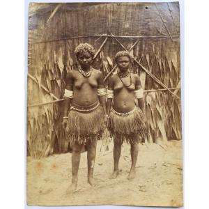 Épreuve albuminée, jeunes femmes des îles Salomon, 19e siècle. Océanie