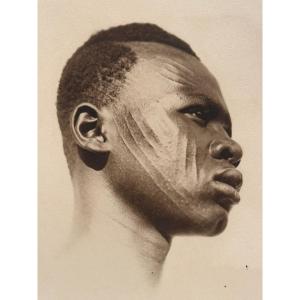 Portrait d'un homme scarifié, Afrique, ca. 1930 