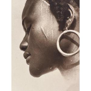 Portrait de jeune femme au visage scarifié. Afrique, ca. 1930 