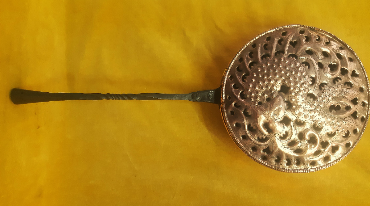 18th Century Red Copper Basin With Openwork And Hammered Design, Decorated With A Mythological Animal Spitting Flames -photo-2