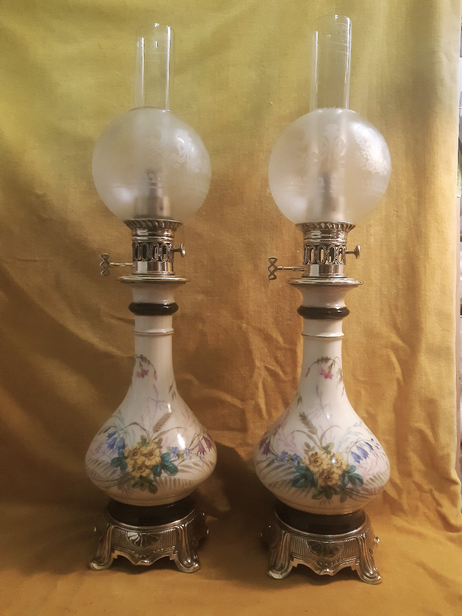 Paire Grandes Lampes à Huile à Modérateur Porcelaine Peinte Bouquet Napoléon III (1851-1870)