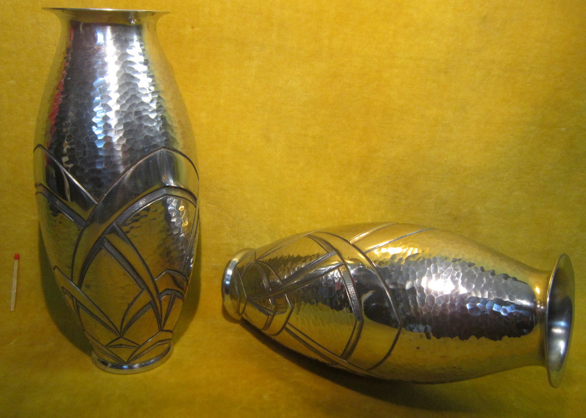 Paire De Vase Art Deco 1930 étain sculpté