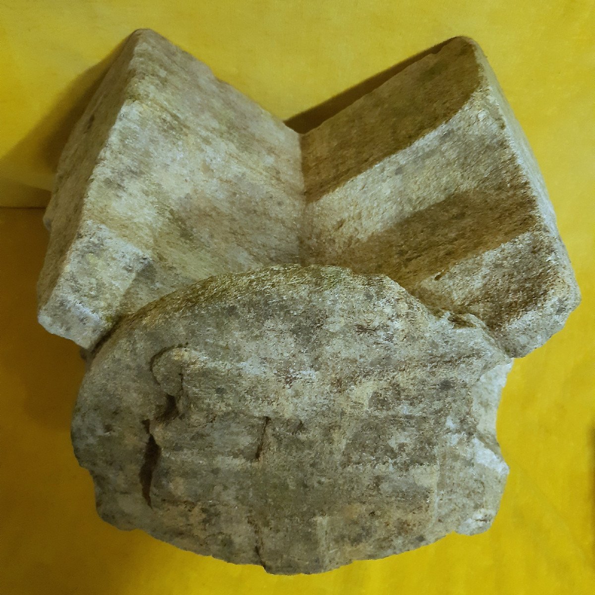 Keystone With Coat Of Arms Or Gothic Shield In Burgundy Stone 13th-15th.-photo-4