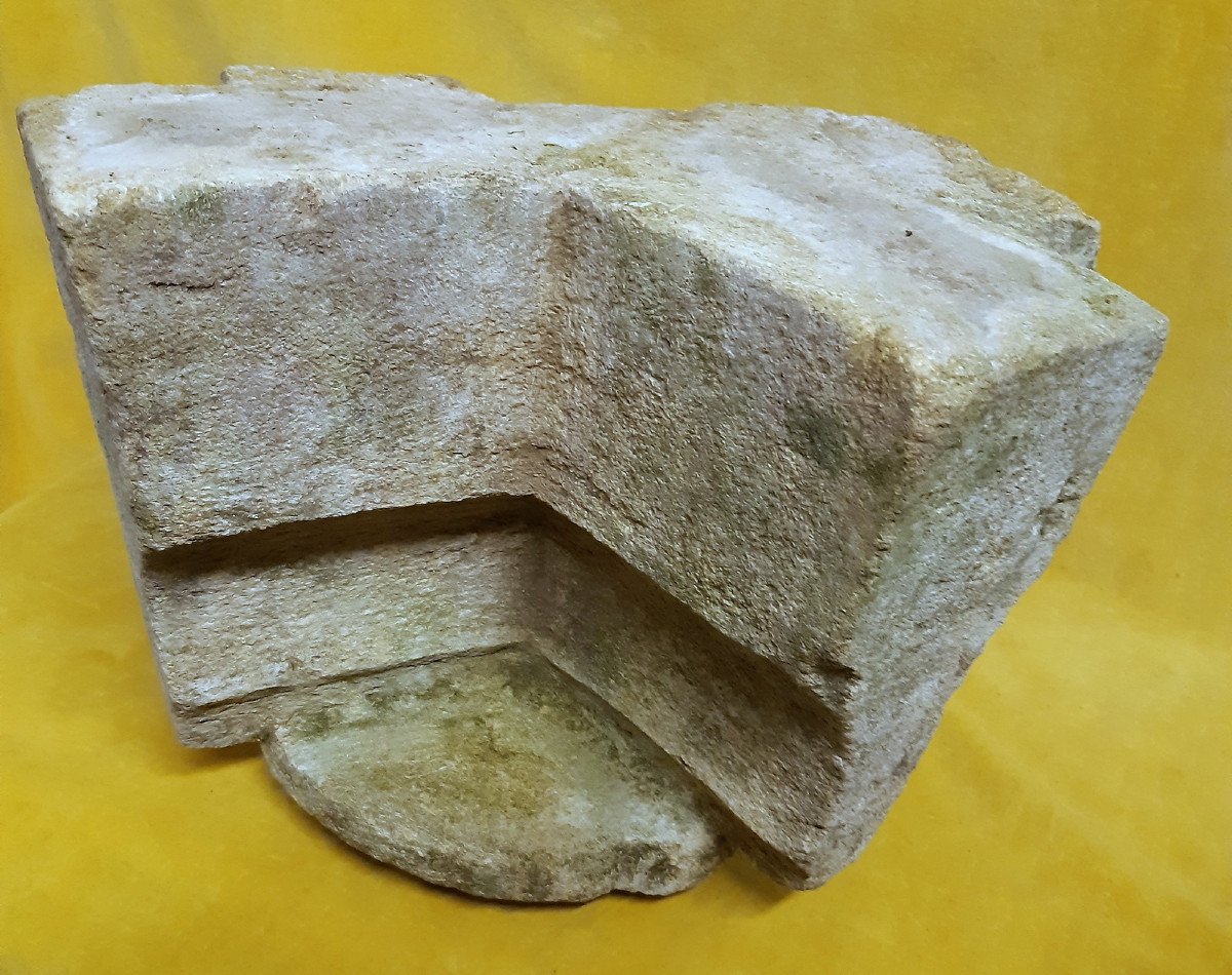 Keystone With Coat Of Arms Or Gothic Shield In Burgundy Stone 13th-15th.-photo-7
