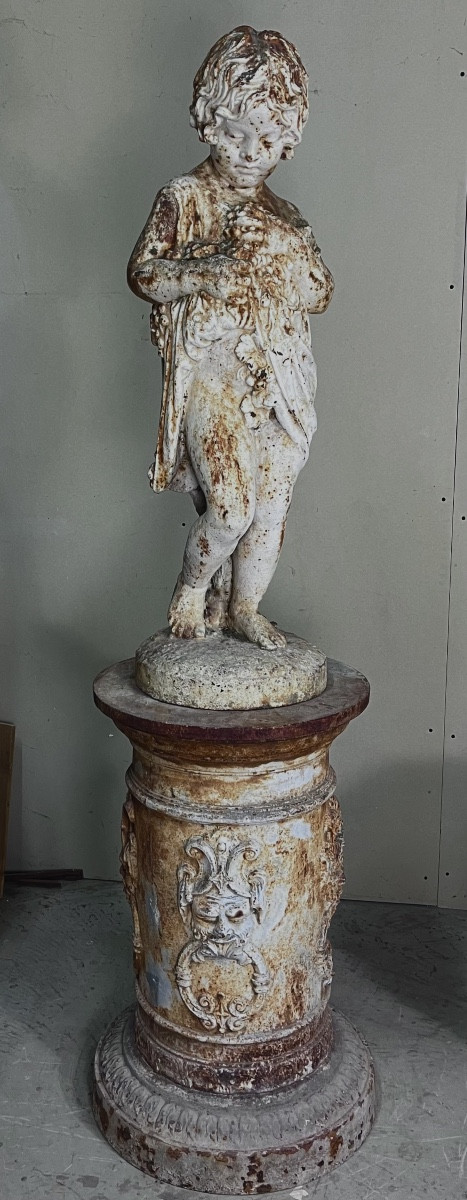 Statue en fonte « L’automne » sur son socle.