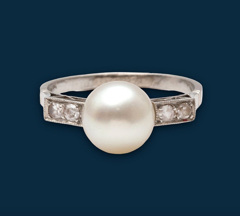 Vintage Gray Gold Ring With Iridescent Splendor