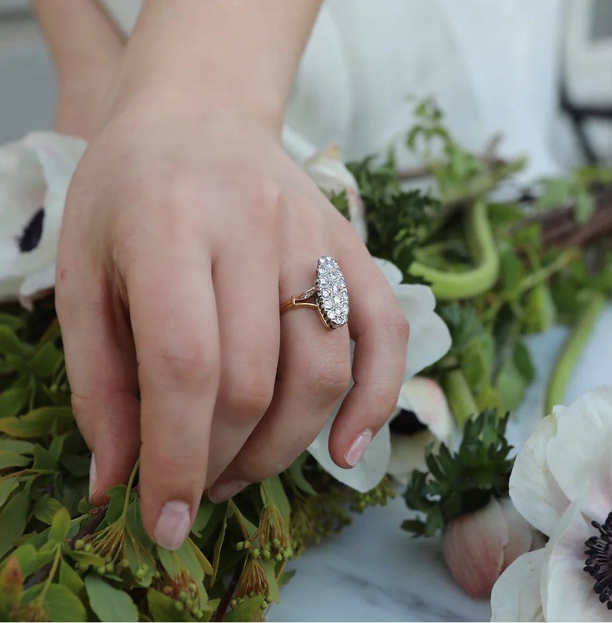 Bague vintage marquise or jaune, or gris et diamants douce harmonie-photo-4