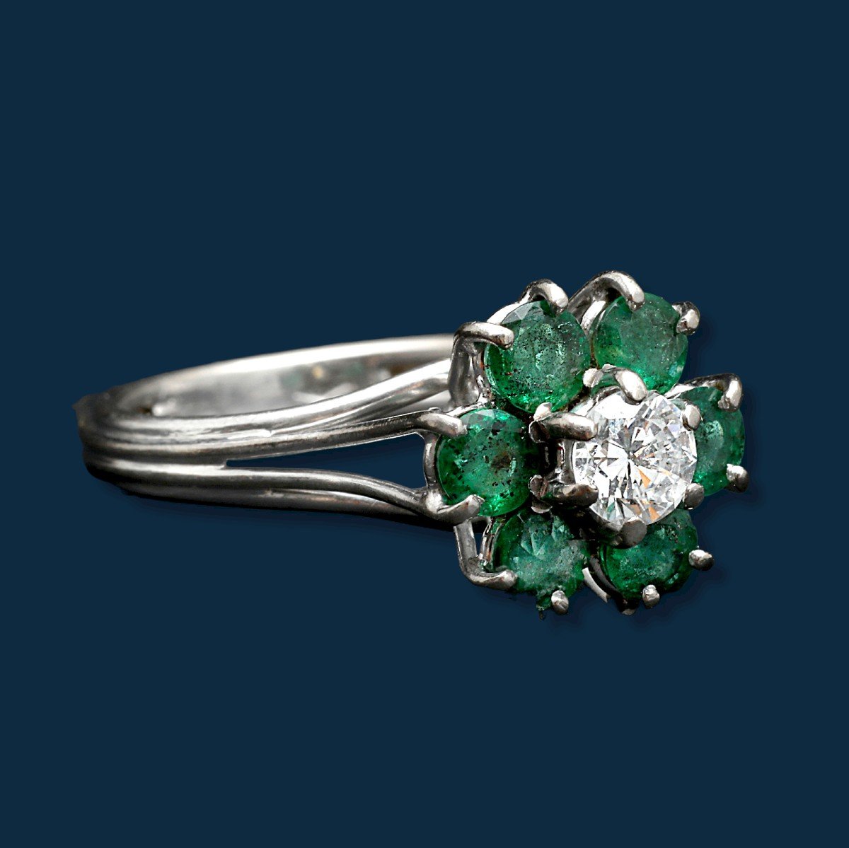 Daisy Ring Platinum Diamond And Emeralds Delicate Hatching-photo-4
