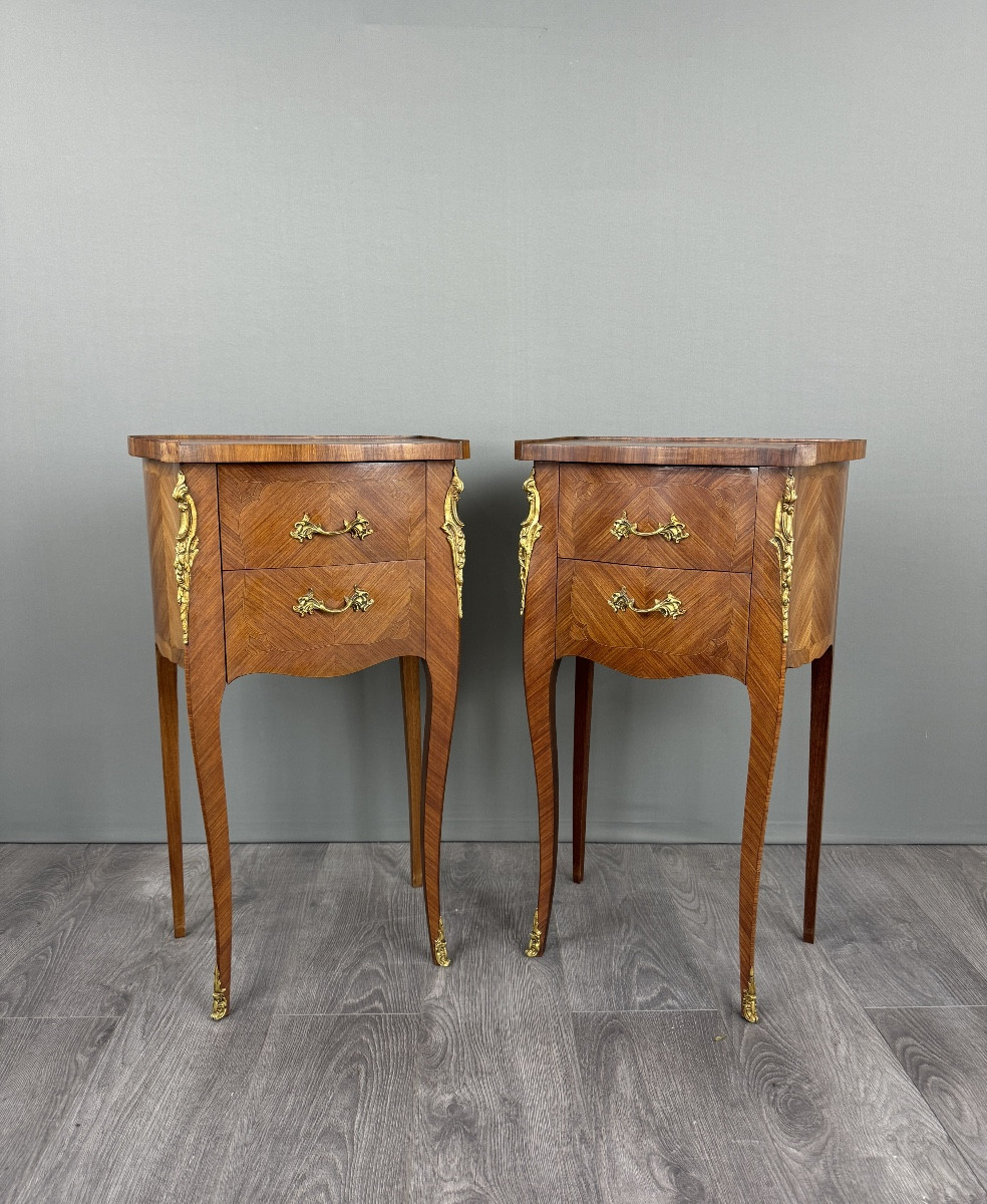 Paire de tables de chevet en marqueterie, style Louis XV, fin XIXe siècle