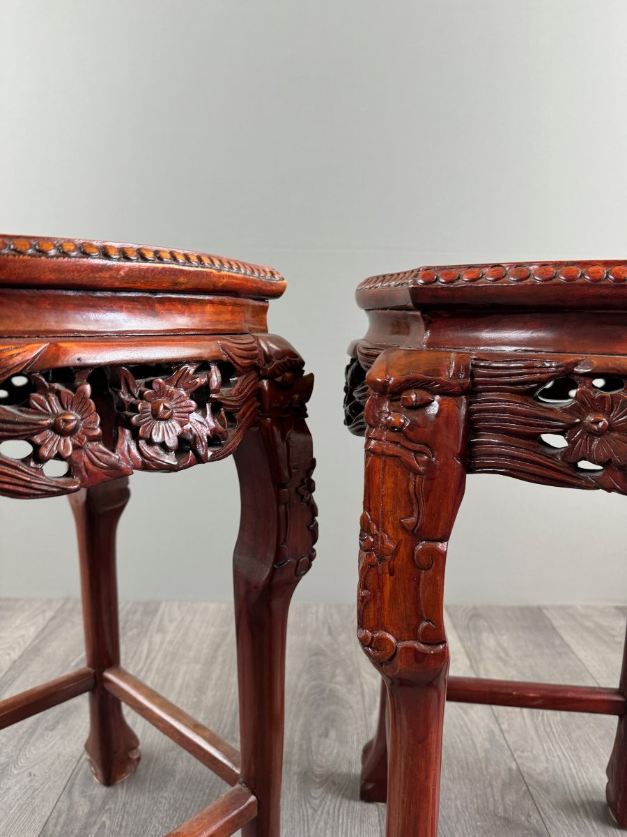 Paire de guéridons chinois en bois sculpté et marbre, XXe Siècle-photo-1