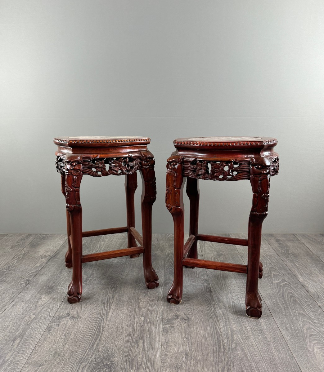 Paire de guéridons chinois en bois sculpté et marbre, XXe Siècle