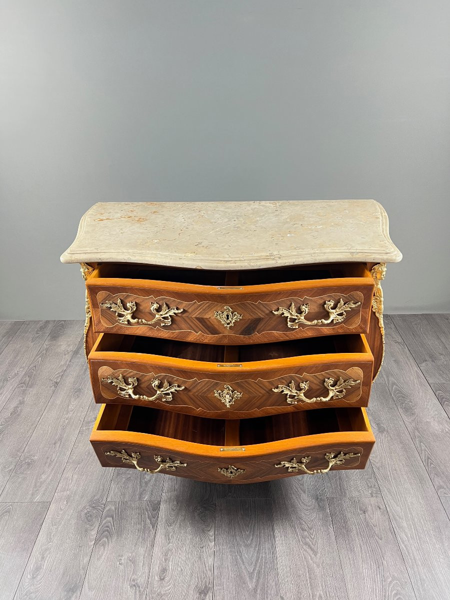 Commode galbée de style Louis XV en marqueterie et bronzes dorés, XIXe Siècle-photo-1
