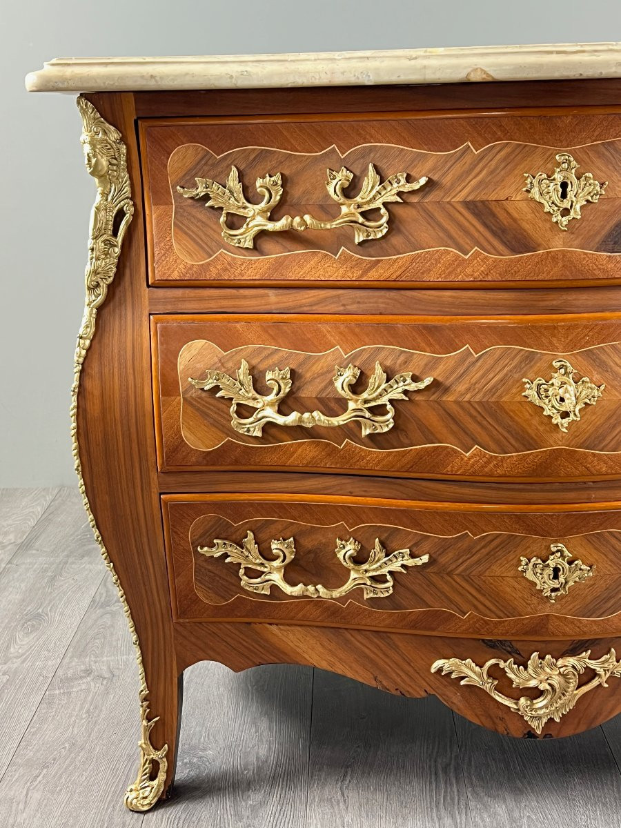 Commode galbée de style Louis XV en marqueterie et bronzes dorés, XIXe Siècle-photo-2