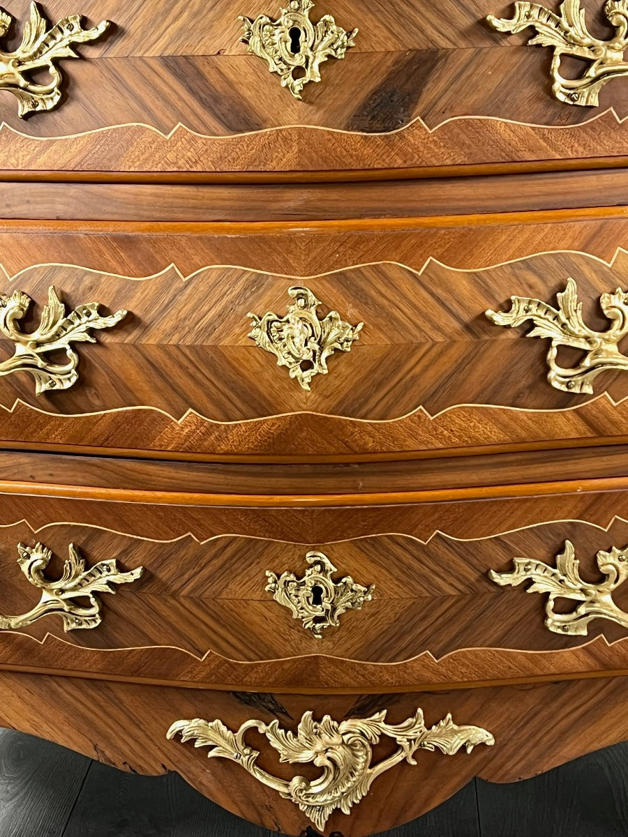 Commode galbée de style Louis XV en marqueterie et bronzes dorés, XIXe Siècle-photo-8