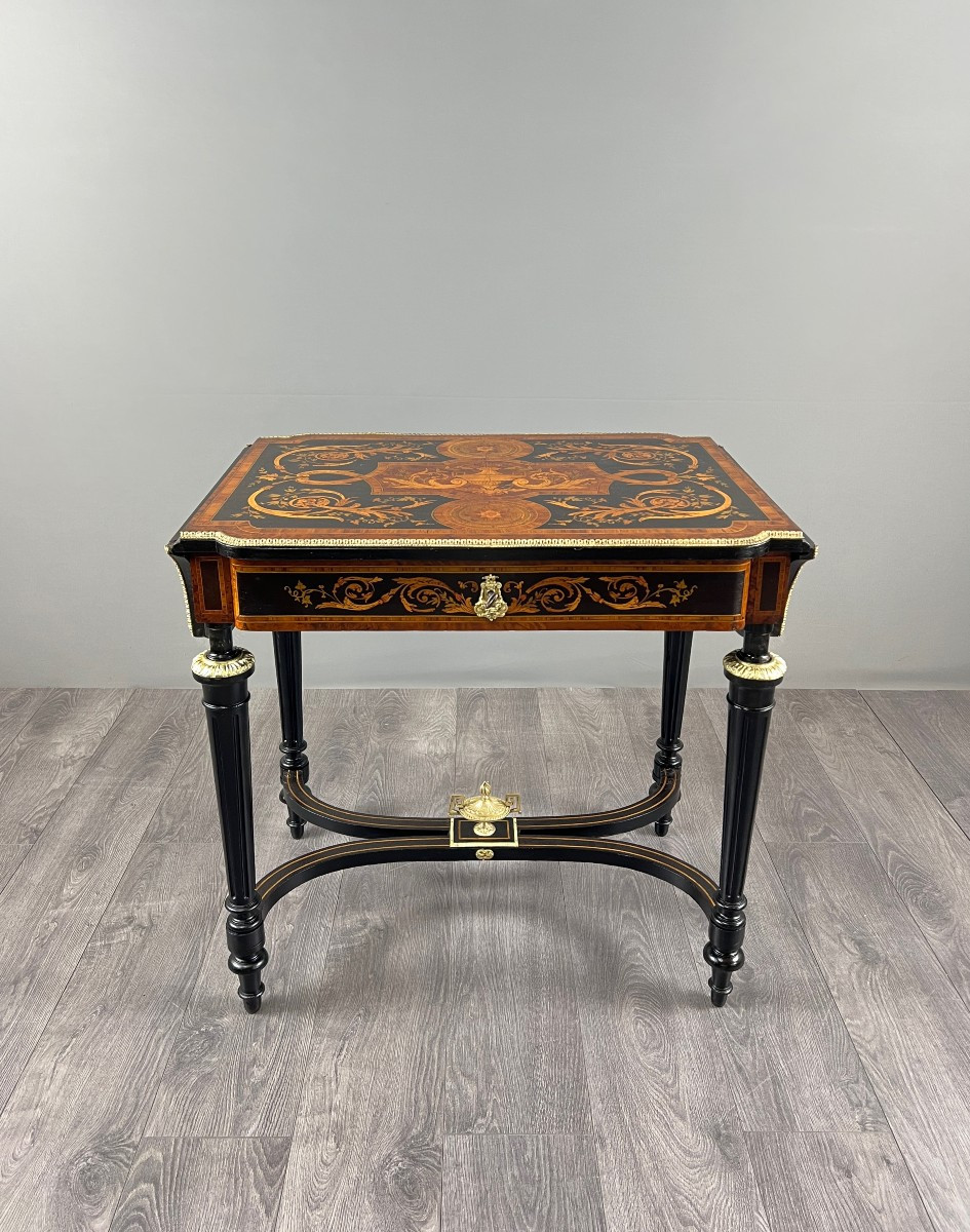 Table à écrire de style Napoléon III en marqueterie et bronzes dorés, XIXe Siècle