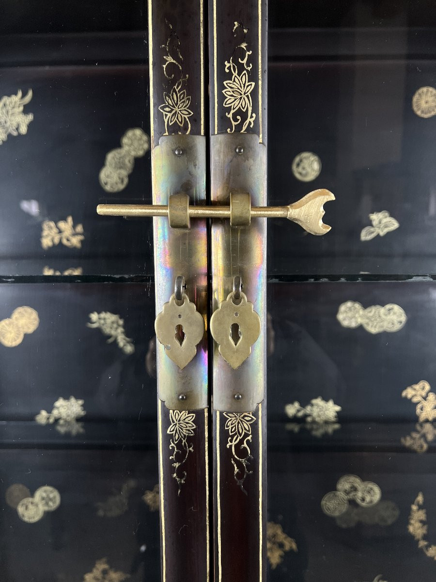 Vitrine laquée chinoise à décor doré, début XXe siècle-photo-7