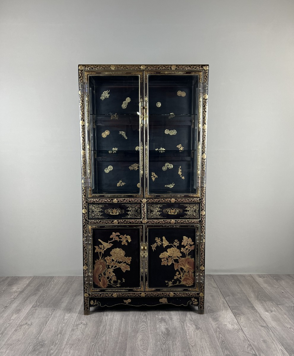 Vitrine laquée chinoise à décor doré, début XXe siècle