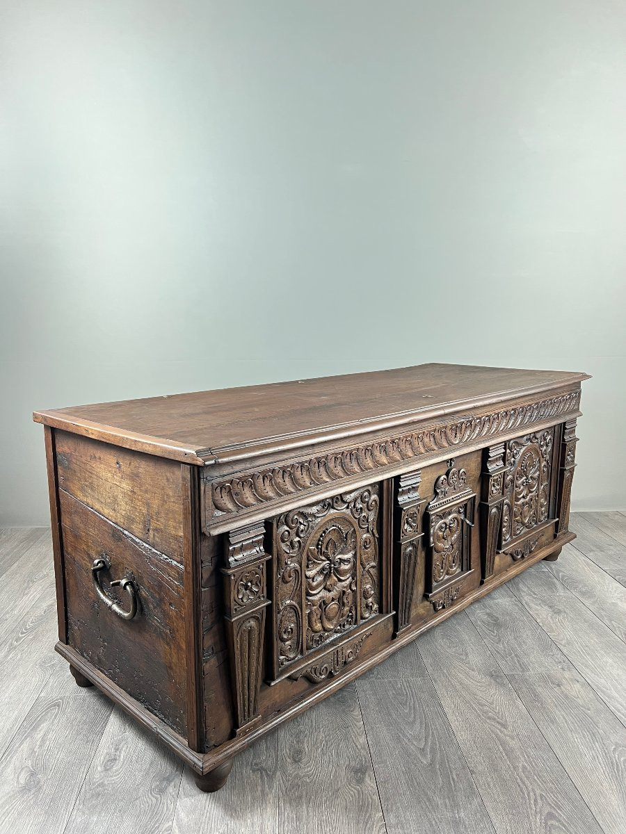 Grand coffre en bois sculpté, style Renaissance, XIXe siècle-photo-1