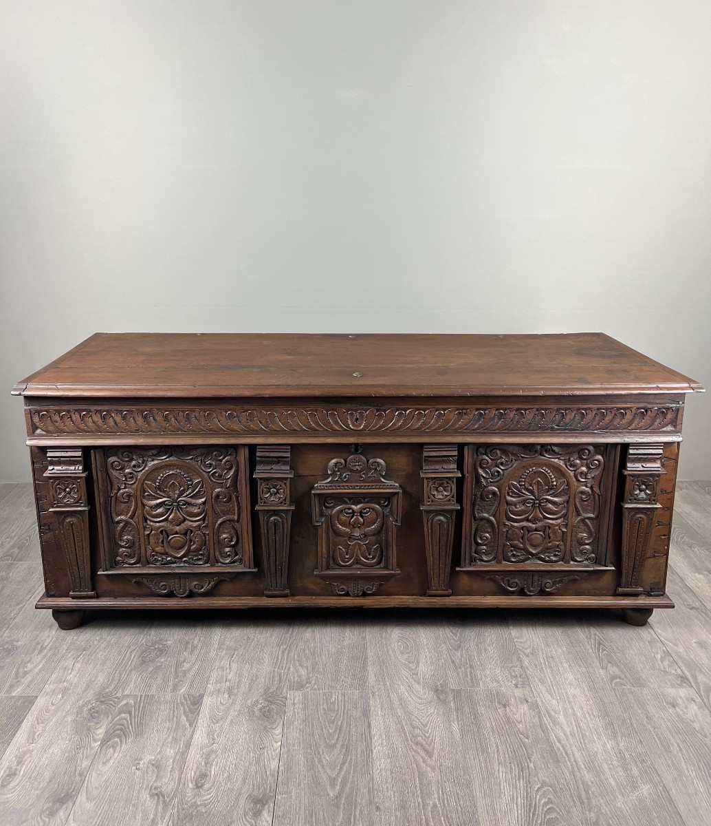Grand coffre en bois sculpté, style Renaissance, XIXe siècle