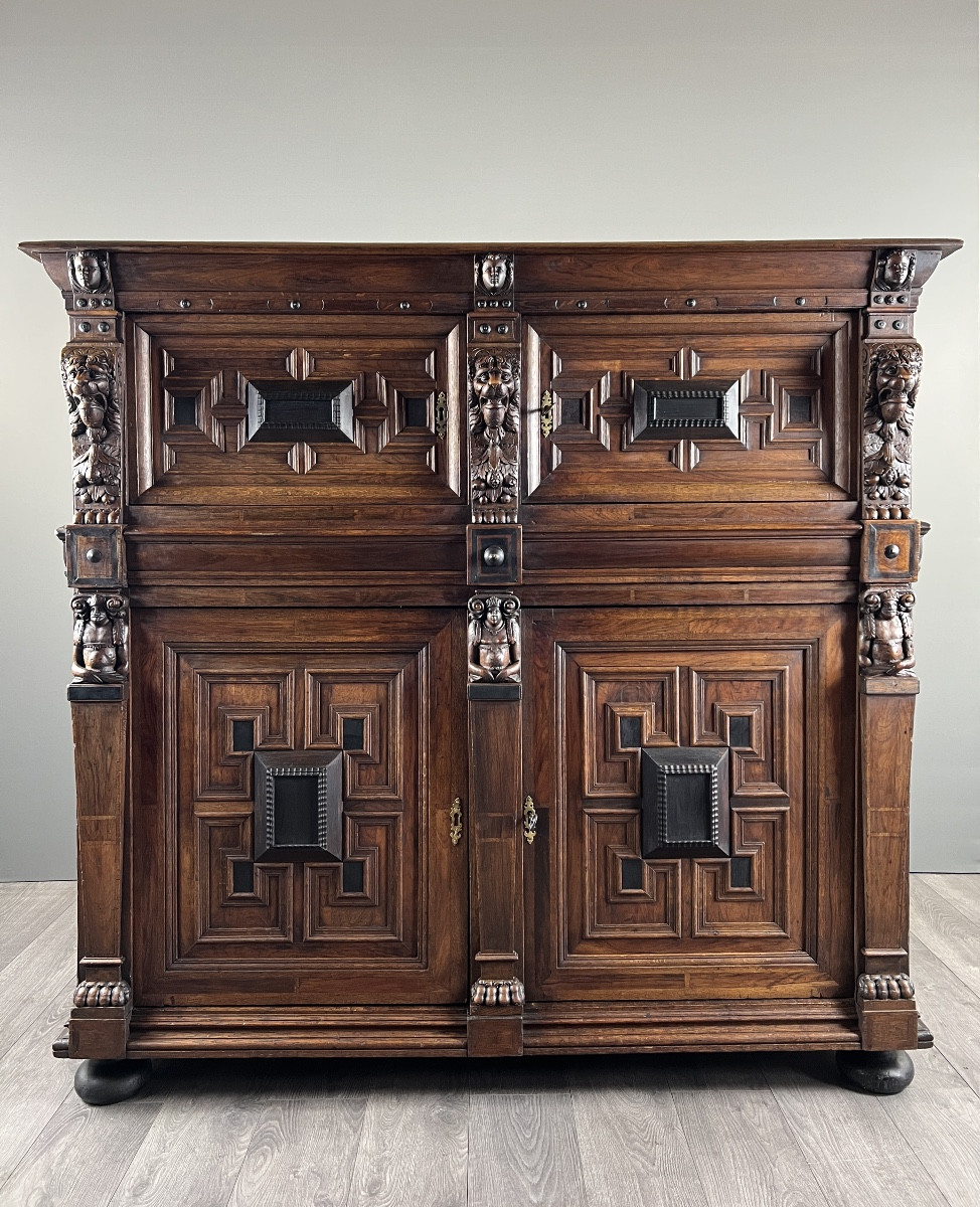 Buffet ancien en bois sculpté style Renaissance,  fin XVIIIe / début XIXe siècle 