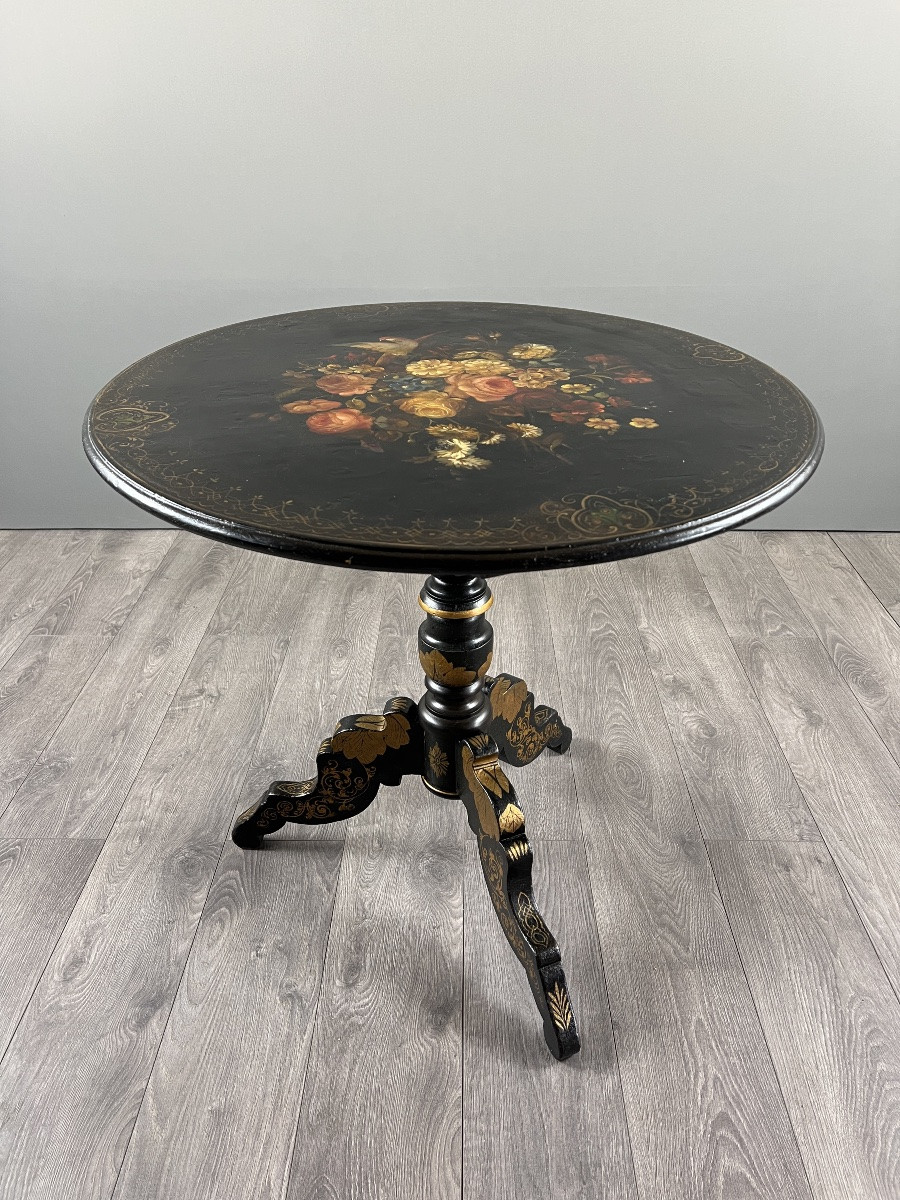 Table guéridon Napoléon III en bois laqué noir à décor peint floral, XIXe siècle-photo-1