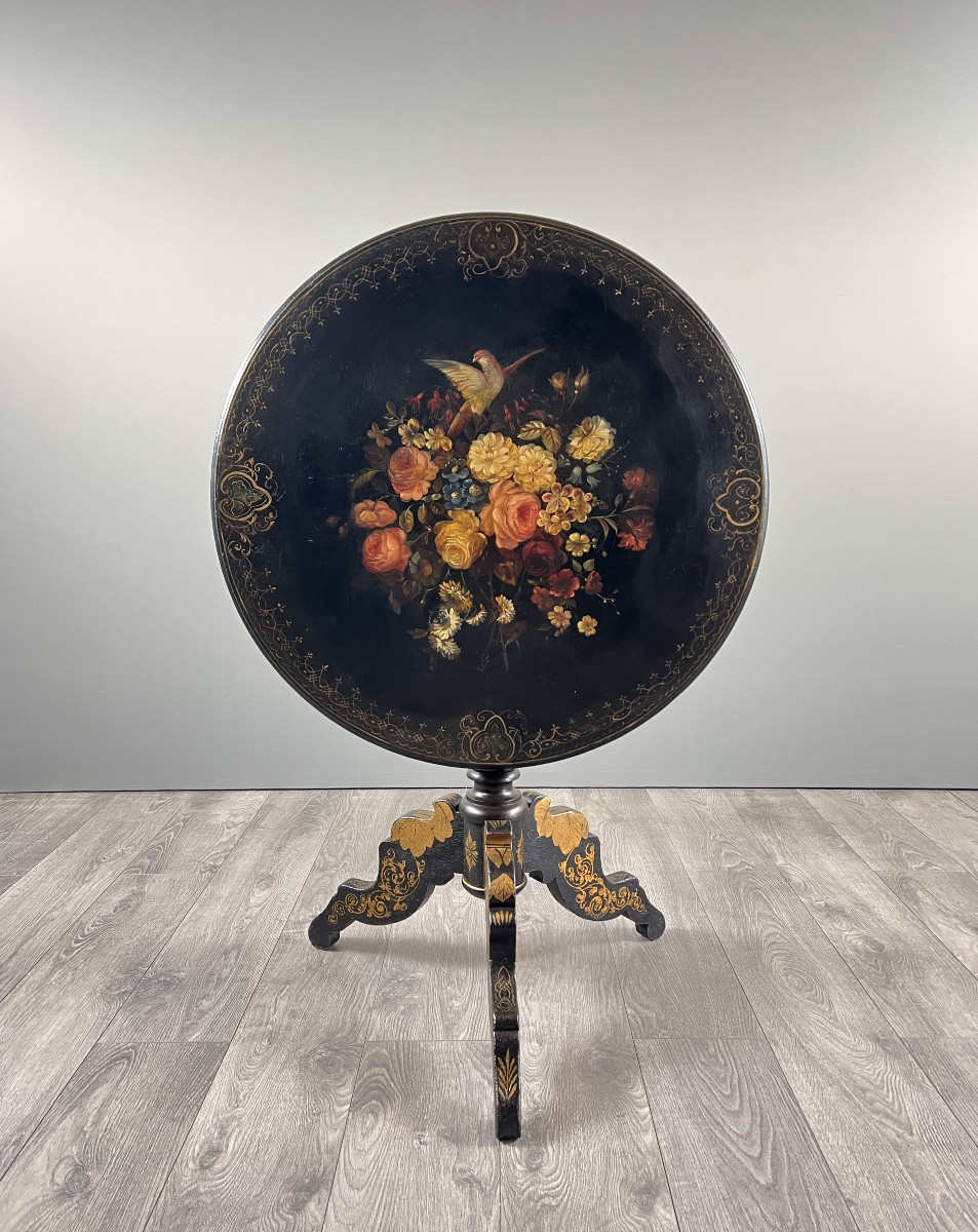 Table guéridon Napoléon III en bois laqué noir à décor peint floral, XIXe siècle